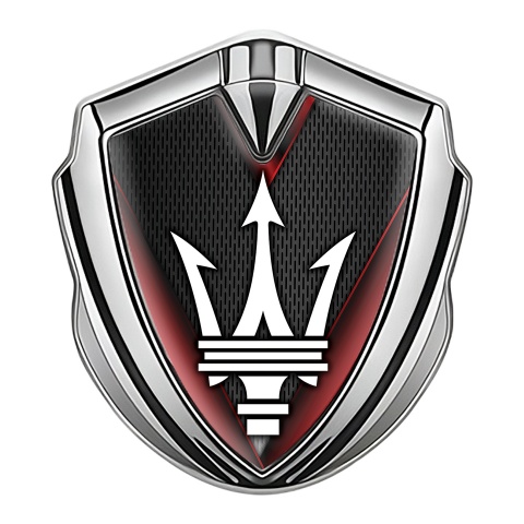 Maserati Selbstklebendes Metallaufkleber Emblem Silbertonfarbe mit Rote schrage Elemente Design