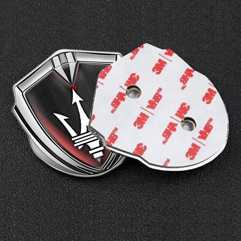 Maserati Selbstklebendes Metallaufkleber Emblem Silbertonfarbe mit Rote schrage Elemente Design