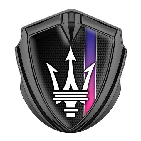 Maserati Emblem Abzeichen Graphit Tonfarbe Schwarz Kohlenstoff mit Lila Band Design