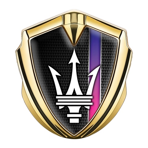 Maserati Emblem Abzeichen Goldtonfarbe Schwarz Kohlenstoff mit Lila Band Design