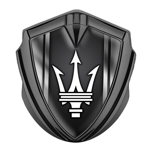 Maserati Abzeichen selbstklebend Graphit Tonfarbe mit Metallrahmen Basis und Weiss Logo