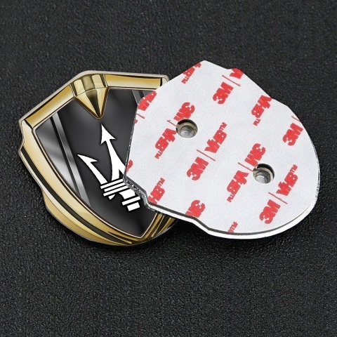Maserati Abzeichen selbstklebend Goldtonfarbe mit Metallrahmen Basis und Weiss Logo