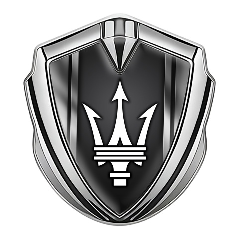Maserati Abzeichen selbstklebend Silbertonfarbe mit Metallrahmen Basis und Weiss Logo