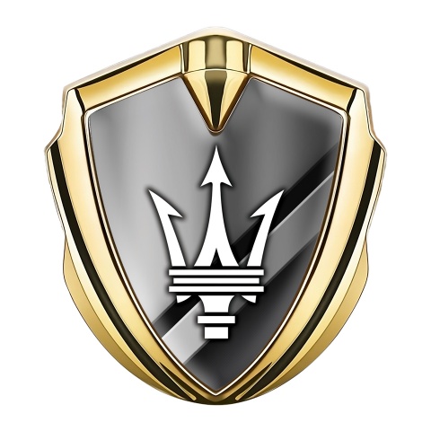 Maserati Emblem Abzeichen selbstklebend Goldtonfarbe mit Diagonale Panels Design und Weiss Logo