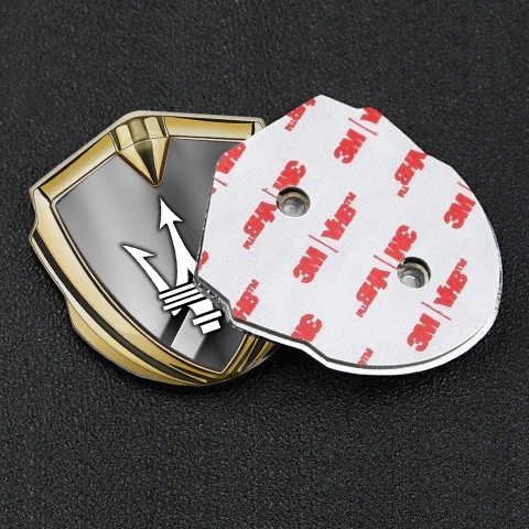Maserati Emblem Abzeichen selbstklebend Goldtonfarbe mit Diagonale Panels Design und Weiss Logo