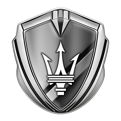 Maserati Emblem Abzeichen selbstklebend Silbertonfarbe mit Diagonale Panels Design und Weiss Logo