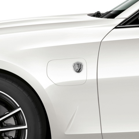 Maserati Emblem Abzeichen selbstklebend Silbertonfarbe mit Diagonale Panels Design und Weiss Logo