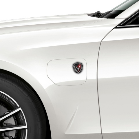 Maserati Emblem Logo Schriftzug Aufkleber Graphit Tonfarbe mit Schwarz Rote Basis und Weiss Logo