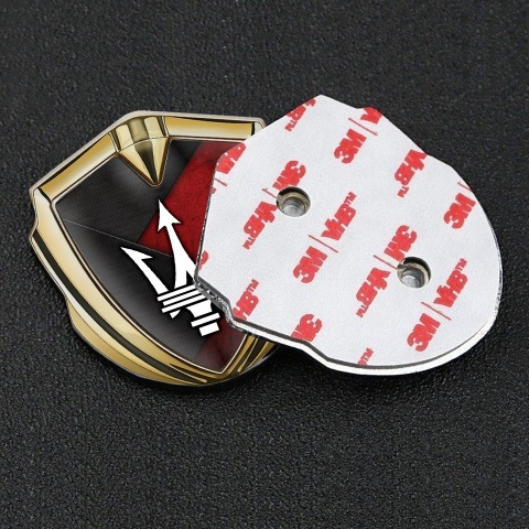 Maserati Emblem Logo Schriftzug Aufkleber Goldtonfarbe mit Schwarz Rote Basis und Weiss Logo
