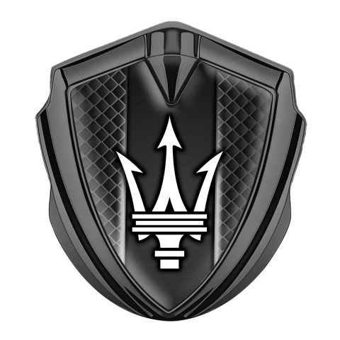 Maserati Abzeichen selbstklebend Graphit Tonfarbe mit Dunkles Gitter Design