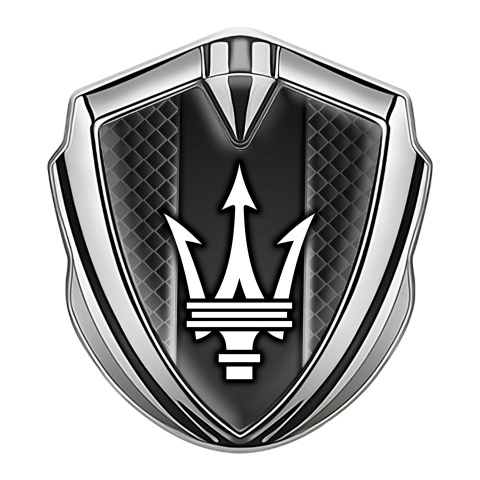 Maserati Abzeichen selbstklebend Silbertonfarbe mit Dunkles Gitter Design