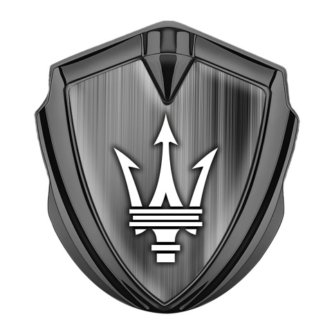 Maserati Emblem Logo Schriftzug Aufkleber Graphit Tonfarbe mit Matte Basis und Weiss Logo Stil