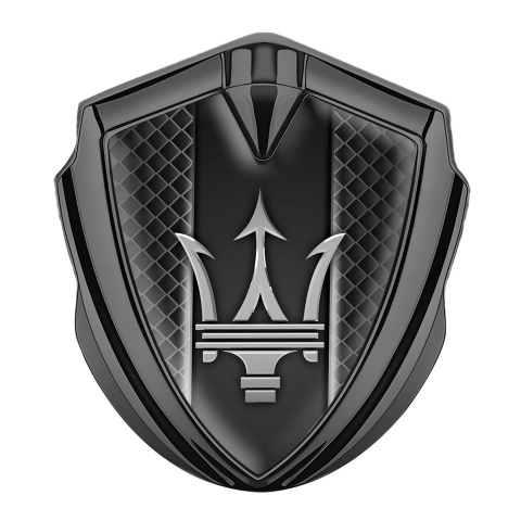 Maserati Abzeichen selbstklebend Graphit Tonfarbe mit Dunkles Gitter und Grau Logo