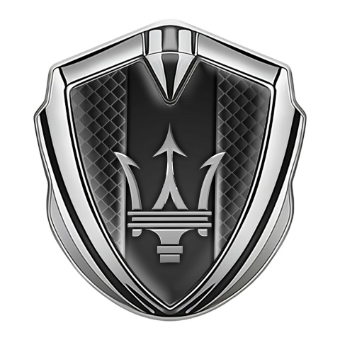 Maserati Abzeichen selbstklebend Silbertonfarbe mit Dunkles Gitter und Grau Logo