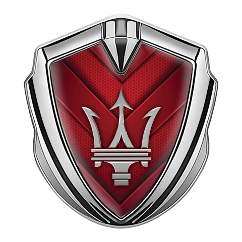 Maserati Emblem Abzeichen selbstklebend Silbertonfarbe mit Rote V Form Elemente Stil