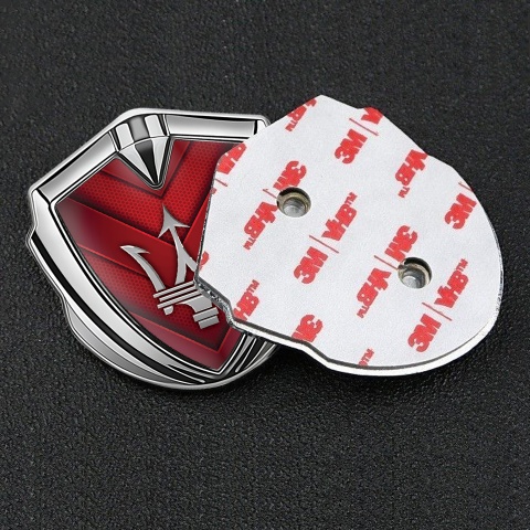 Maserati Emblem Abzeichen selbstklebend Silbertonfarbe mit Rote V Form Elemente Stil