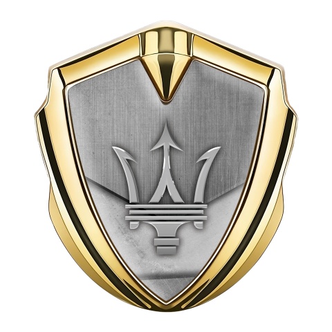 Maserati Emblem Auto Zeichen Goldtonfarbe mit Steinmauereffekt