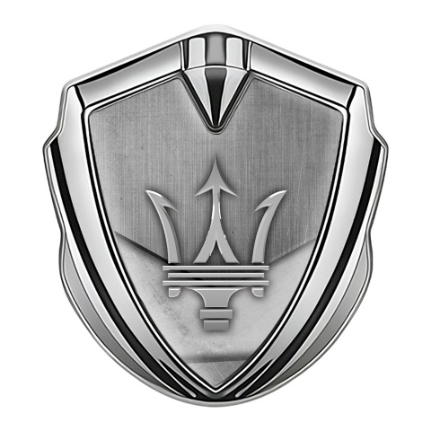 Maserati Emblem Auto Zeichen Silbertonfarbe mit Steinmauereffekt