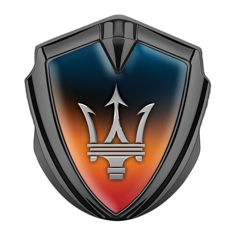 Maserati Selbstklebendes Metallaufkleber Emblem Graphit Tonfarbe mit Orange Blau Hintergrund Design