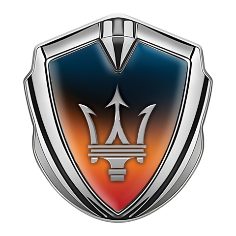 Maserati Selbstklebendes Metallaufkleber Emblem Silbertonfarbe mit Orange Blau Hintergrund Design