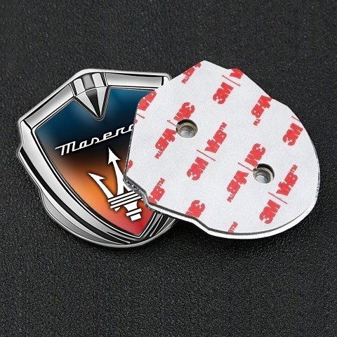 Maserati Emblem Abzeichen selbstklebend Silbertonfarbe mit Irisierende orange blaue Basis Stil