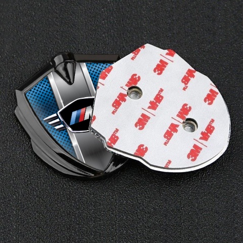 BMW M Power Emblem Logo Schriftzug Aufkleber Graphit Tonfarbe mit Blau Perforierter Stahl Hintergrund