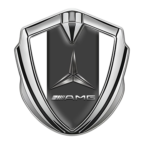 Mercedes Amg Emblem Logo Schriftzug Aufkleber mit Silbertonfarbe Weiss Basis und Metalllogo