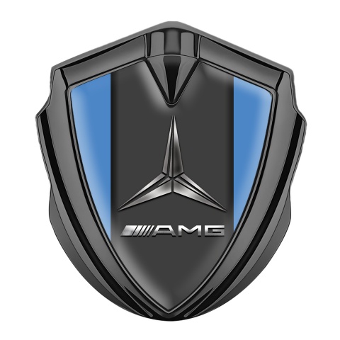 Mercedes AMG Emblem Auto Zeichen Graphit Tonfarbe mit Blau Hintergrund und Metalllogo