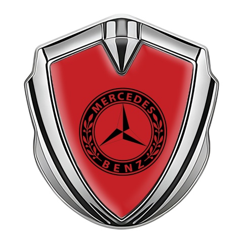 Mercedes Benz Emblem Logo Schriftzug Aufkleber mit Silbertonfarbe Rote Basis und Rundes Logo Stil