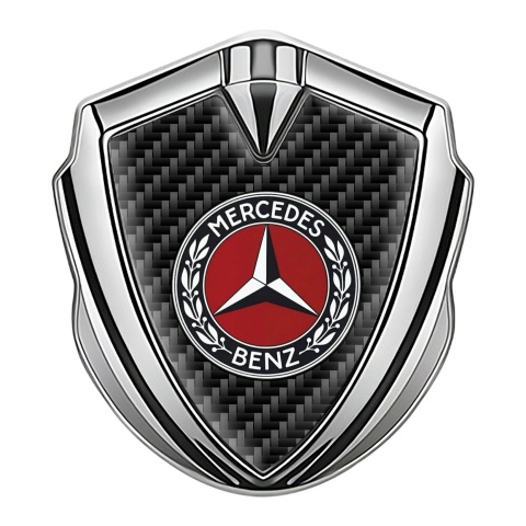 Mercedes Benz Seitenflugel Emblem Aufkleber Silbertonfarbe mit Kohlenstoff Hintergrund und Rotes Kreis Logo