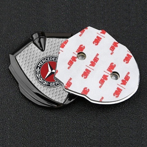 Mercedes Benz Emblem Abzeichen selbstklebend Graphit Tonfarbe mit Wabeneffekt Basis und Rotes Kreis Logo