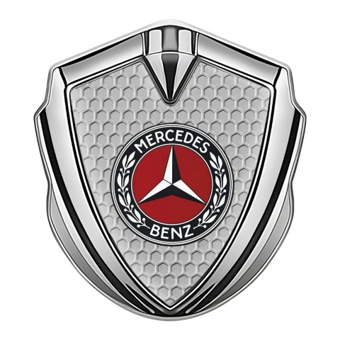 Mercedes Benz Emblem Abzeichen selbstklebend Silbertonfarbe mit Wabeneffekt Basis und Rotes Kreis Logo